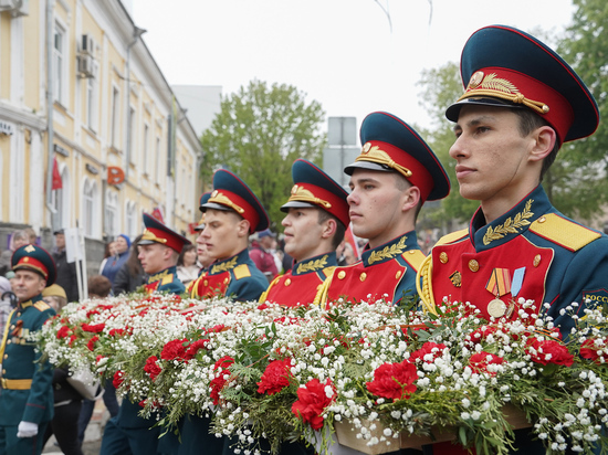 В Ставрополе по улицам пронесли копию Знамени Победы площадью 1,5 тысячи кв.м