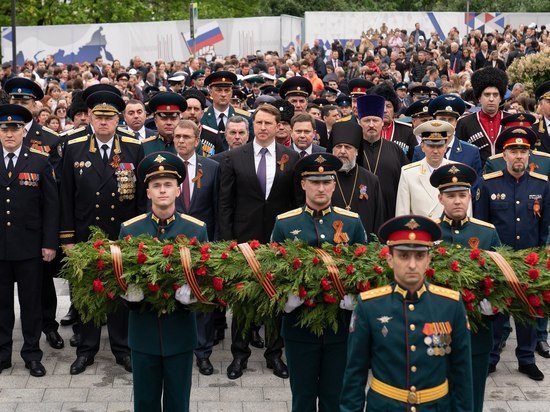 В Сочи прошли церемонии возложения цветов к воинским мемориалам