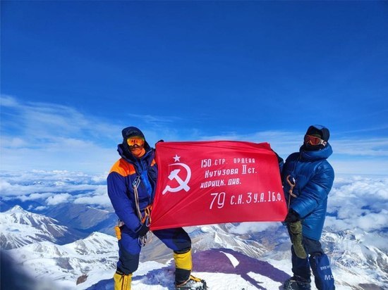 Альпинисты из ЛНР и ДНР подняли Знамя Победы на высоту 5642 метра на Эльбрусе