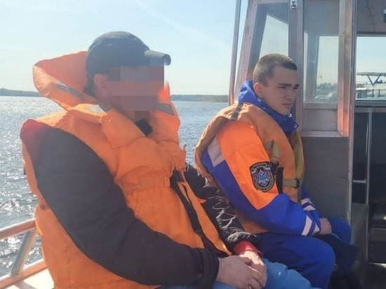Мужчина повредил ногу у крепости Орешек и не смог сам доехать до берега