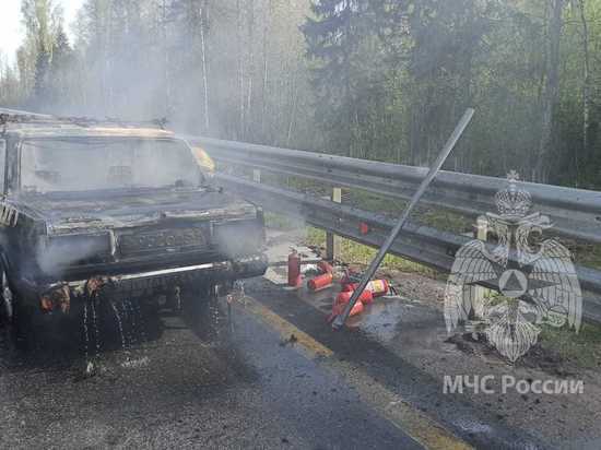 В Новгородской области горели две легковушки