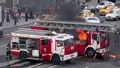 В центре Москвы мотоциклист врезался в пожарную машину: видео