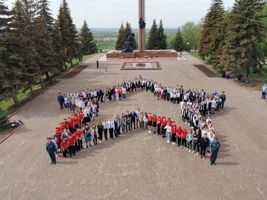 Молодые уфимцы выстроились в парке Победы в символ звезды