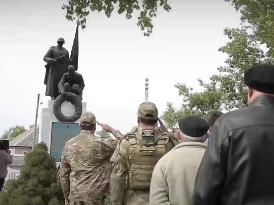 Силами российских военных восстановлен разрушенный ВСУ обелиск в ЛНР