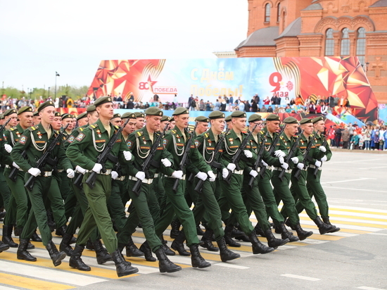 За парадом в Волгограде 9 мая с VIP-трибуны наблюдали ветераны и депутаты
