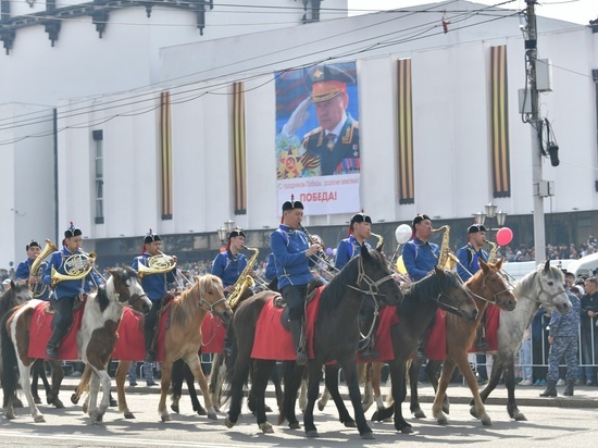 В Кызыле 10 парадных расчётов  строевым шагом прошли на параде Победы