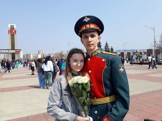 Солдат сделал предложение любимой в День Победы на Мемориале в Чите