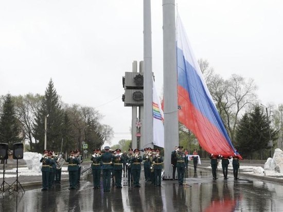 В ЕАО подняли 30-метровые мачты с государственным флагом России и флагом области