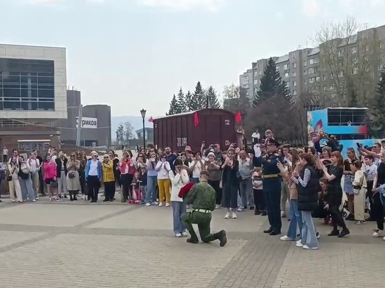 Красноярец сделал предложение своей девушке на площади Мира в День Победы
