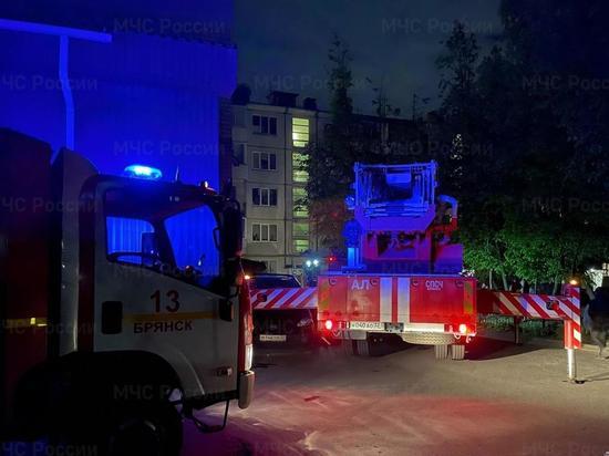 Из-за пожара эвакуировали 25 человек из многоэтажки в Брянске