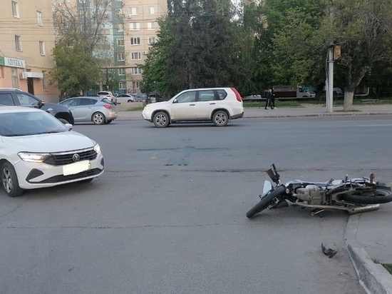 17-летний подросток ударился на мотоцикле о машину, которой управляла саратовчанка