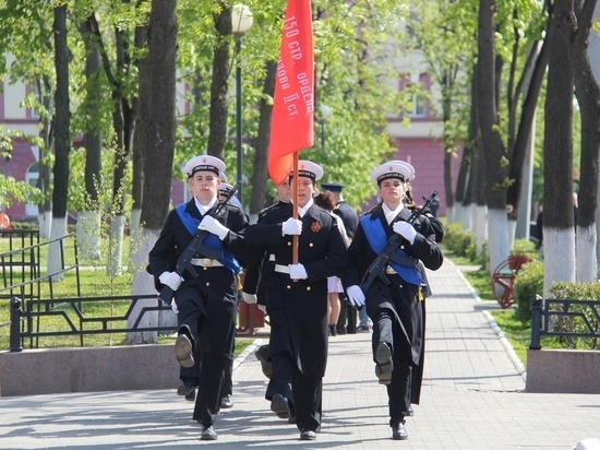 Над Орлом в честь 9 мая вновь взметнулось Знамя Победы