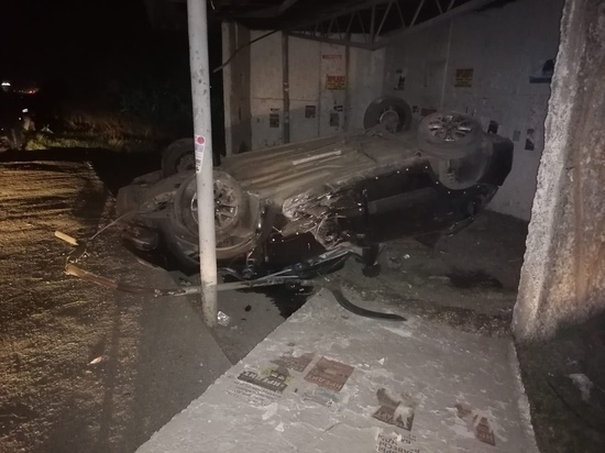 В Челябинской области водитель легковушки погиб, врезавшись в остановку
