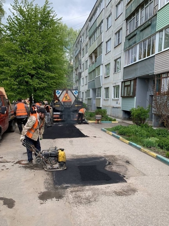 В Серпухове проводится ямочный ремонт