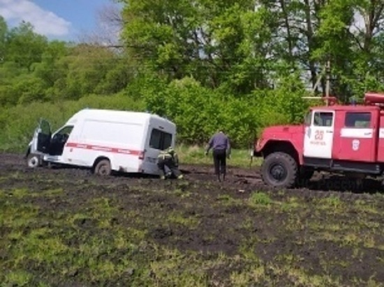 На Орловщине в поле застрял автомобиль скорой помощи с больным