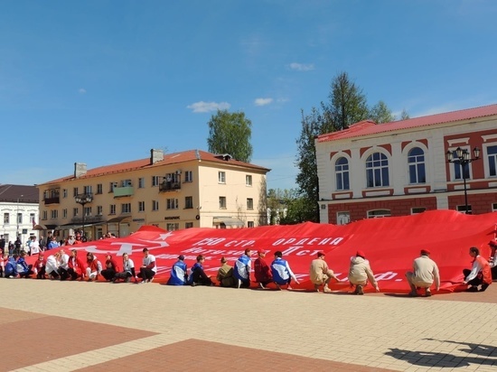 Огромное Знамя Победы развернули жители Старой Руссы