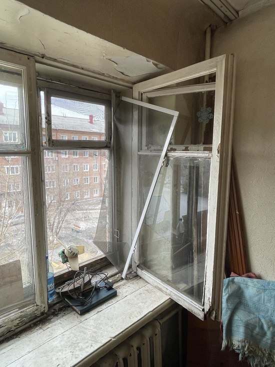 Прокуратура в Красноярском крае проверила предоставленную беженке из Мариуполя комнату с разбитым окном