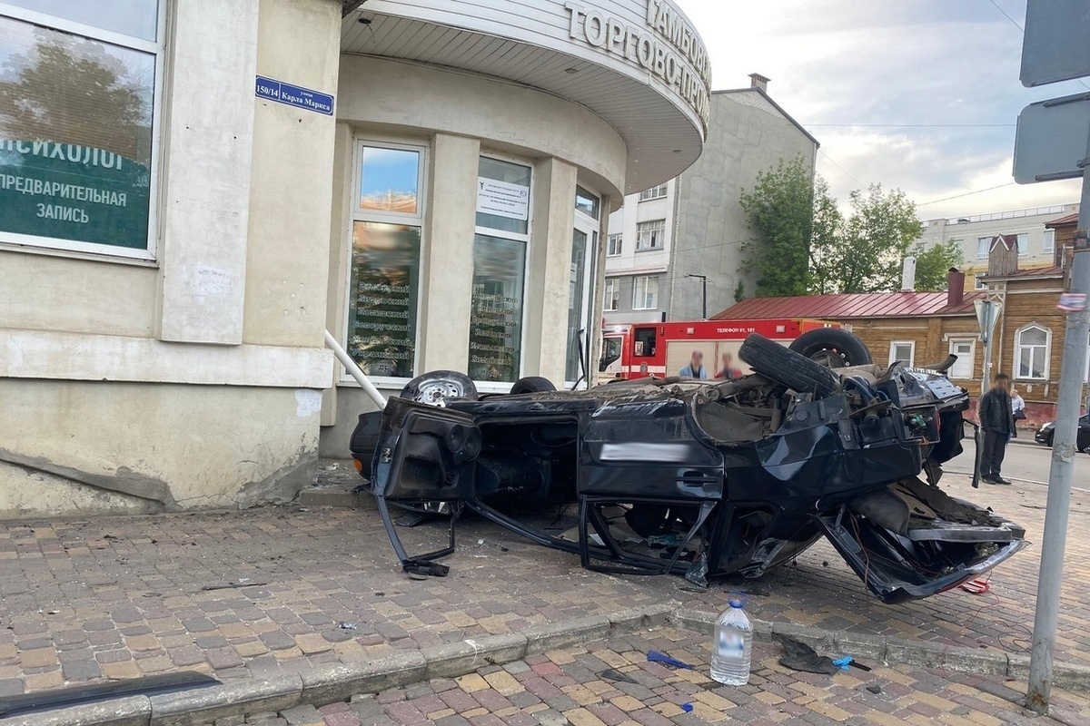 В Тамбове в ДТП пострадал водитель легковушки, перевернувшейся на тротуаре,  и его пассажиры - МК Тамбов