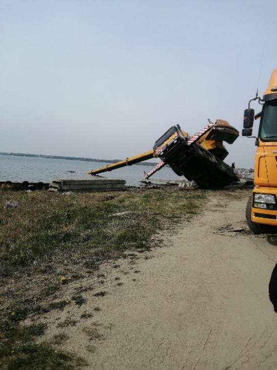 В озеро Смолино упал автокран