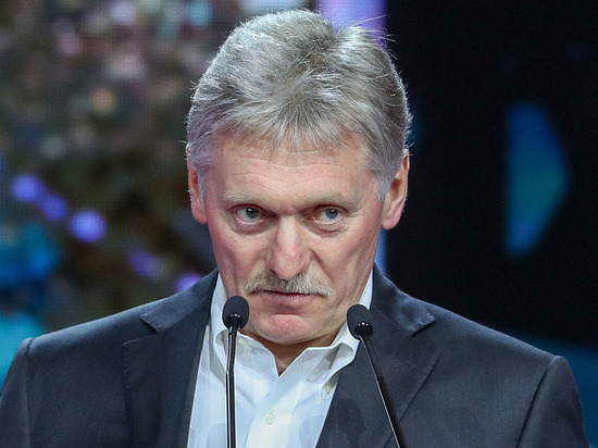 Песков осудил инцидент в Варшаве, где послу не дали возложить цветы 9 мая