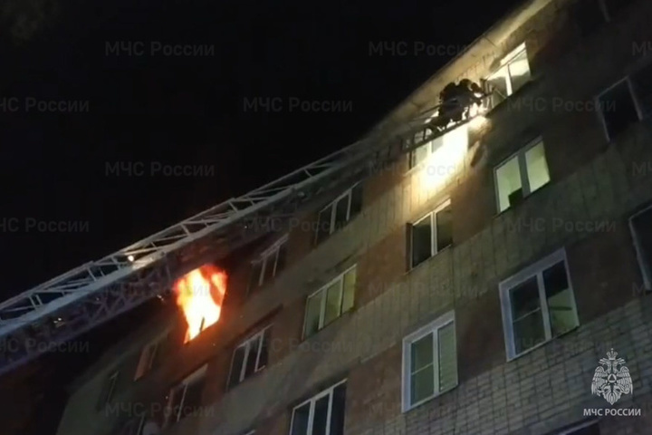Костромские пожарные в Юбилейном микрорайоне эвакуировали из горящего дома 40 человек