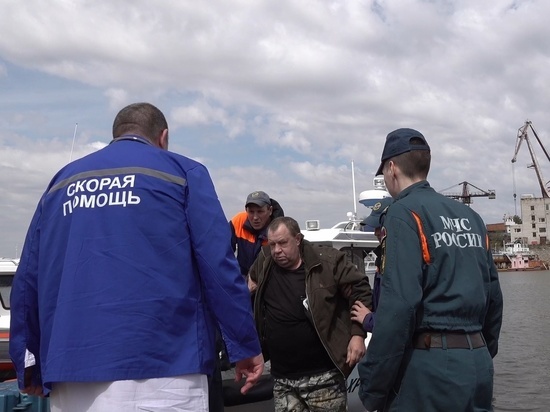 Хабаровские спасатели эвакуировали дачника с инсультом с Большого Уссурийского острова