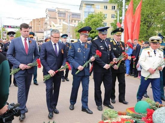 В Калуге 9 мая возложили цветы на площади Победы