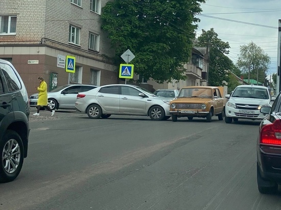 В Курске ДТП с раритетным ВАЗом парализовало движение по Красной Армии