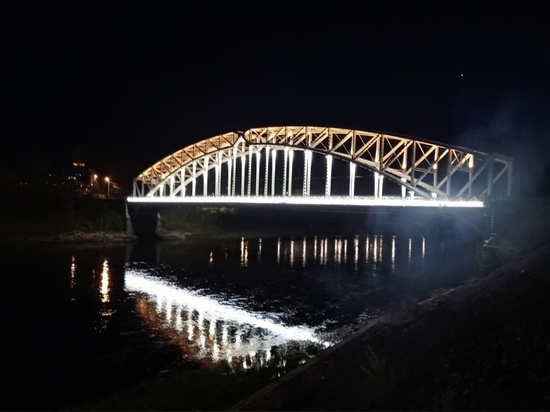 На День Победы в Боровичах зажгли свечи и подсветили мост