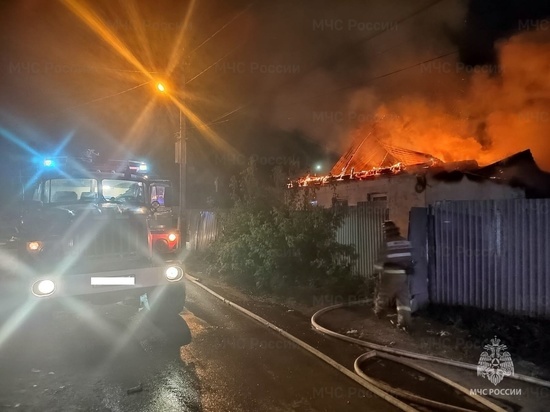 В Туле на Дачном переулке полностью сгорел многоквартирный дом: двое мужчин пострадали