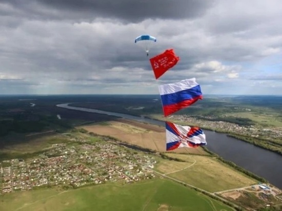 Коломенский парашютист в День Победы развернул в небе Знамя Победы