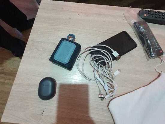 У жителя Анапы из дома пропали смартфон, беспроводные наушники и колонка