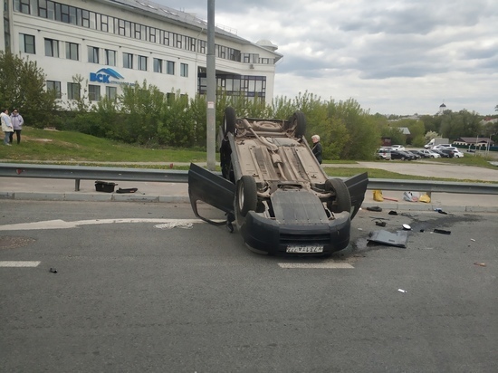 В центре Владимира около Белого дома опрокинулась иномарка