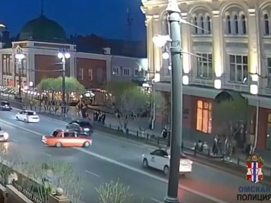 Сразу четверых человек оштрафовали за разворот через сплошную на улице в центре Омска
