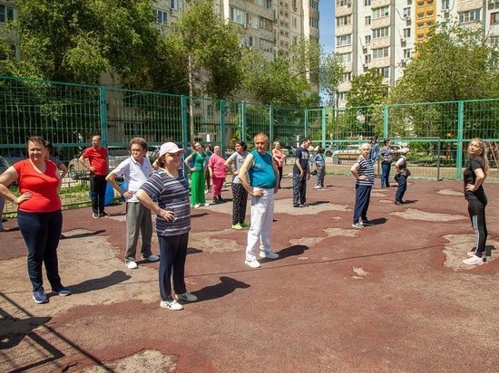 Астраханские пенсионеры провели время на активной волне