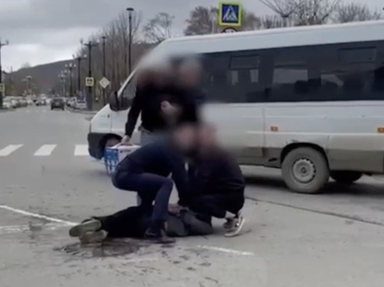 Силовики жестко задержали жителя Сахалина после получения посылки на почте