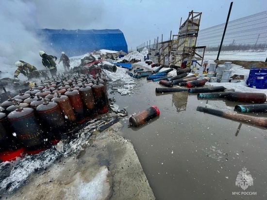 «Рисковали жизнью»: в Новом Уренгое пожарные вытащили газовые баллоны из горящего ангара