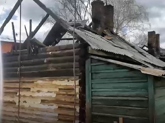 В Красноярске две семьи живут на пепелище сгоревшего дома