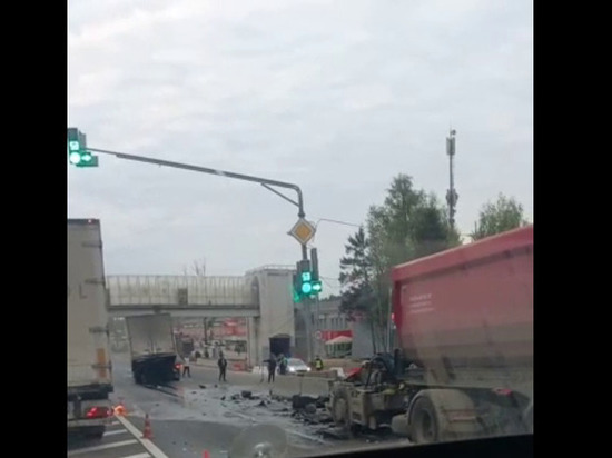 Три грузовика столкнулись на трассе в Подмосковье
