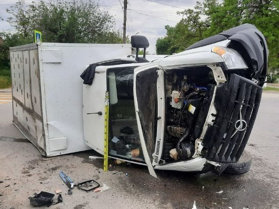 На Ставрополье водитель грузовика столкнулся с иномаркой, двое пострадавших
