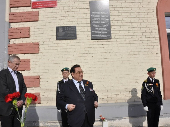 Сотрудники и ветераны правоохранительных органов возложили цветы к мемориальной доске в Ижевске