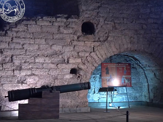 Макет пушки XVI века установили в отреставрированной Покровской башне в Пскове