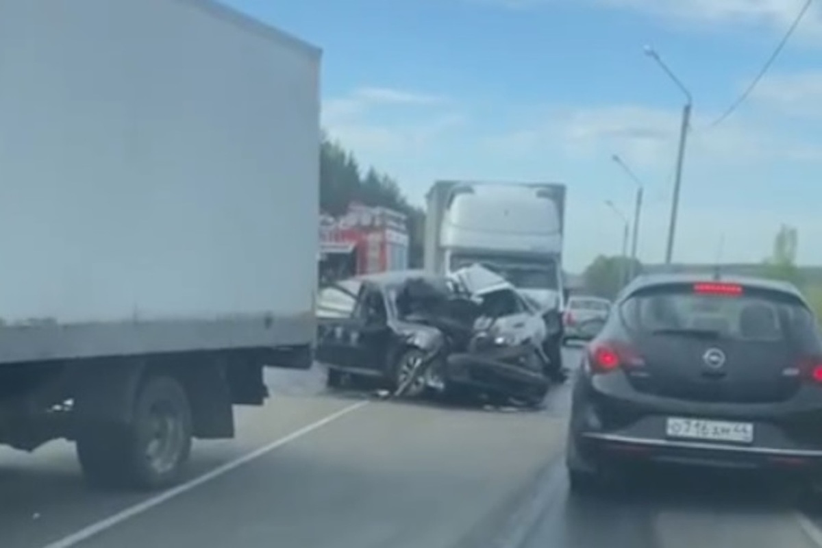 При столкновении четырех автомобилей в Костроме погиб 57-летний водитель