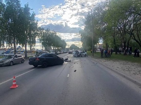 В Йошкар-Оле на Ленинском проспекте столкнулись две иномарки