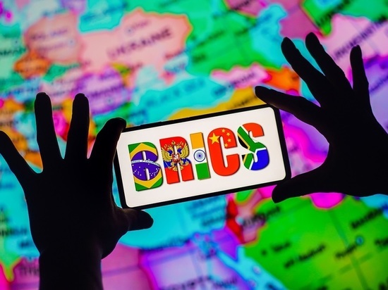 Bloomberg: МИД ЮАР анонсировал обсуждение единой валюты стран БРИКС на августовском саммите