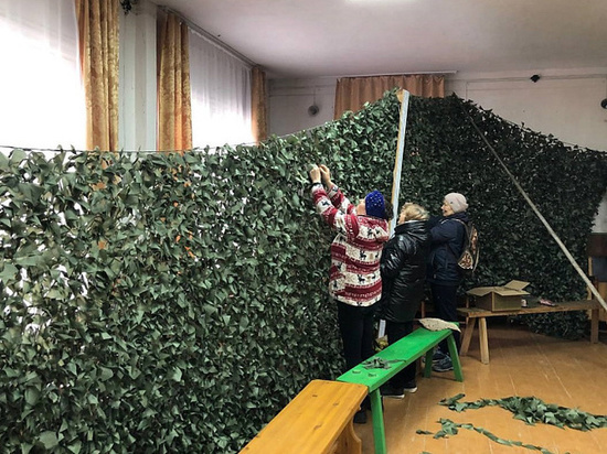 В Поморье активисты сплели десятиметровую маскировочную сеть для бойцов в зоне СВО