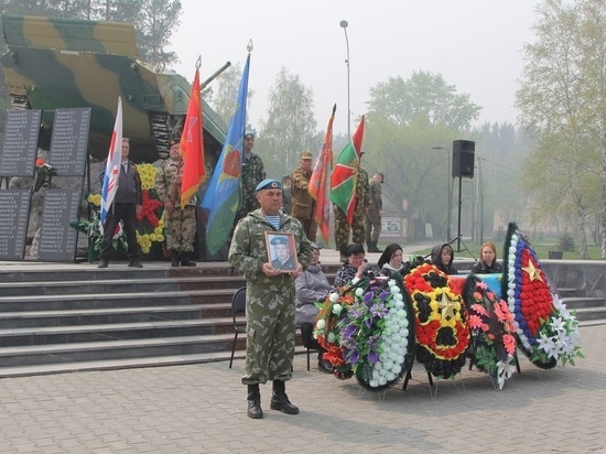 В Каменске-Уральском простились с десантником, погибшим в СВО