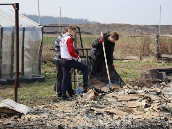 В Успенке Тюменской области расчищают участки, где во время пожара сгорели дома