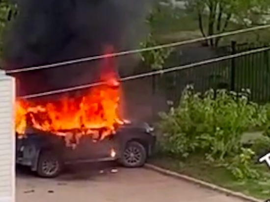В Ярославле сгорел внедорожник под окном у судебных приставов