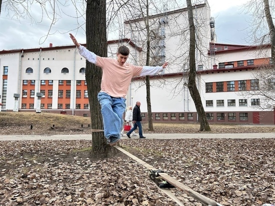 В Петровском парке Архангельска открыли сезон по слэклайну